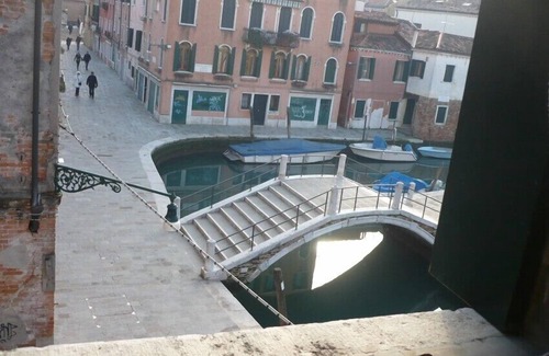 Dorsoduro Apartment | CA 'DEL PONTE - Bright Apartment with Canal Views & Spa