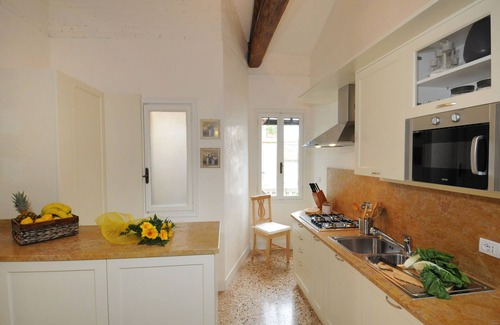 Dorsoduro Apartment | Experience Ca' Dell'Artista with Balcony & Terrace Bliss