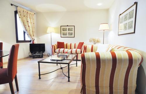 Castello Apartment | Charming Ca' Formosa: Scenic Canal Views Near San Marco