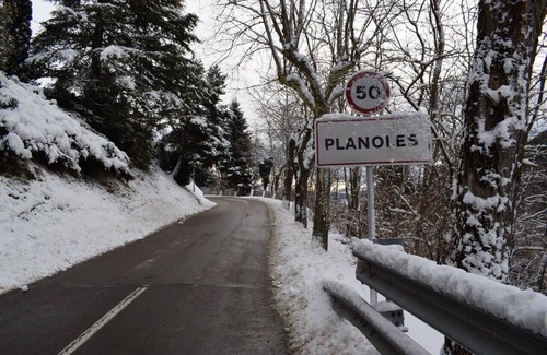 Planoles House | Tranquil Escape: Ca la Cati, Your Mountain Retreat