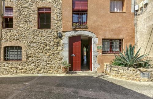 Orriols House | Ca La Maria: Family-Friendly Retreat with Pet Amenities