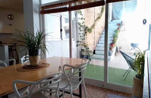 La Font d'en Carros House | Welcoming Ca la Rosa: Family-Friendly with Hot Tub Access