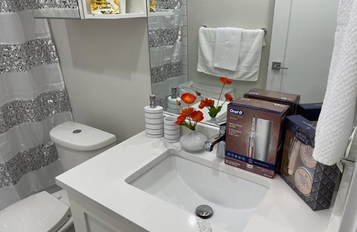 Maple Ridge House | Modern 2-Bed Suite with Workspace & Kitchen Amenities