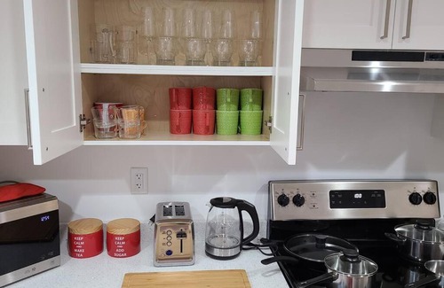 Maple Ridge House | Modern 2-Bed Suite with Workspace & Kitchen Amenities