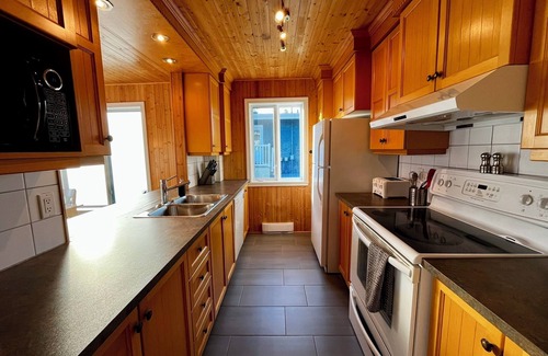 Saint-Francois-Xavier-de-Brompton Cottage | Guest Rated 10/10: Le P'tit St-François with Ocean Views