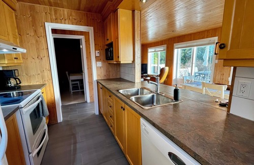 Saint-Francois-Xavier-de-Brompton Cottage | Guest Rated 10/10: Le P'tit St-François with Ocean Views