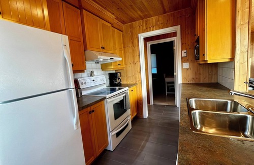 Saint-Francois-Xavier-de-Brompton Cottage | Guest Rated 10/10: Le P'tit St-François with Ocean Views