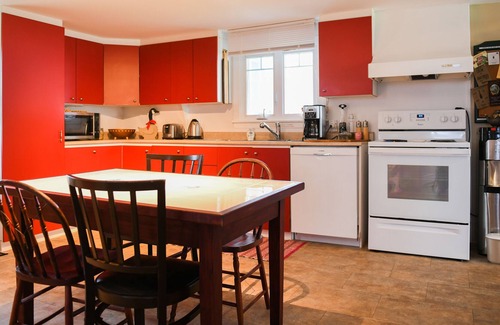 Saint-Laurent-de-l'ile d'Orleans Cottage | Two storey house located on the St-Lawrence river with 3 bedrooms 3 double beds.