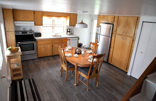 Saint-Laurent-de-l'ile d'Orleans Ski Chalet | Island Retreat: Cottage on Orléans with Pool & Breakfast