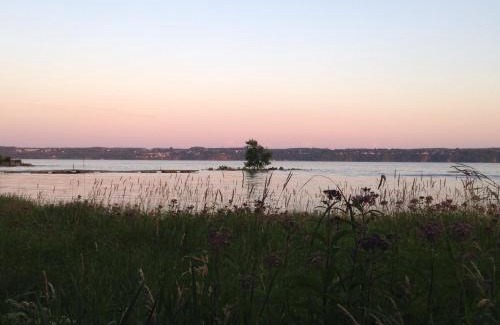 Saint-Laurent-de-l'ile d'Orleans Hotel | Oceanfront Bliss at Auberge Les Blancs Moutons
