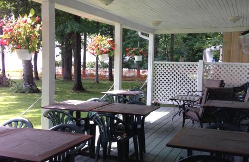 Saint-Laurent-de-l'ile d'Orleans Hotel | Oceanfront Bliss at Auberge Les Blancs Moutons