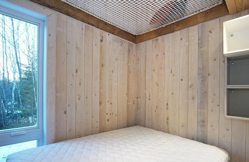 Sainte-Marguerite-du-Lac-Masson Ski Chalet | Scandinavian-style mini chalet