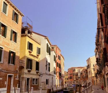 Dorsoduro Bed & Breakfast | Experience Comfort at Ca' San Trovaso - 6 Cozy Rooms