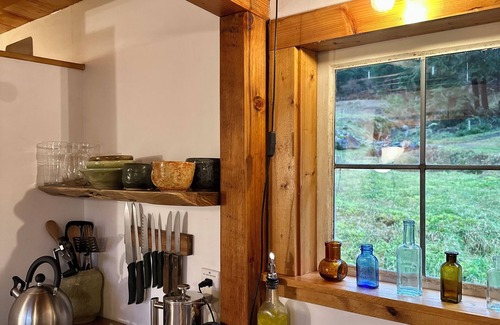 East Thurlow Island Cottage | Oceanfront Little Wren wilderness cabin with spectacular view.