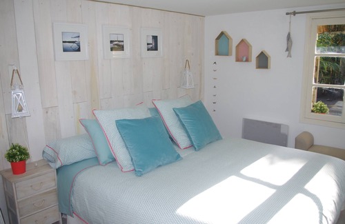 Bastide-Brazza House | Discover Cab'in Bordeaux: Cozy B&B with Spa & Breakfast
