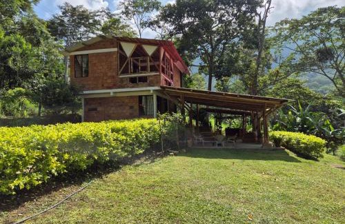 Icononzo House | Pet-Friendly Cabaña Campestre: Perfect for Family Retreats