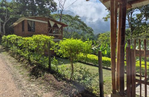 Icononzo House | Pet-Friendly Cabaña Campestre: Perfect for Family Retreats