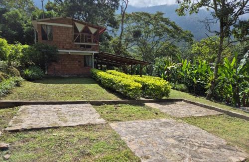 Icononzo House | Pet-Friendly Cabaña Campestre: Perfect for Family Retreats
