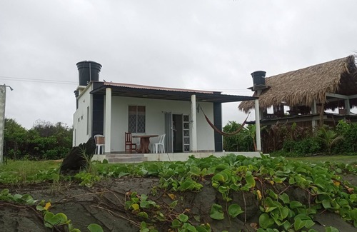 San Bernardo del Viento Cottage | Pet-Friendly Cabaña Encanto del Viento by the Sea
