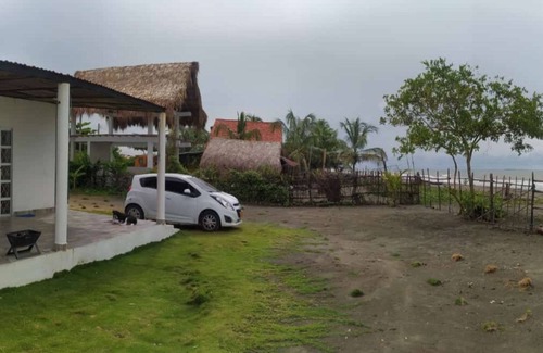 San Bernardo del Viento Cottage | Pet-Friendly Cabaña Encanto del Viento by the Sea