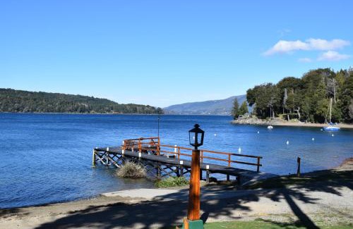 San Carlos de Bariloche Cabin | Cozy Lakeside Cabin with Private Beach & Ocean View