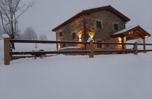 Selaya House | Cozy Cabaña with Hot Tub and Fireplace in Cantabria