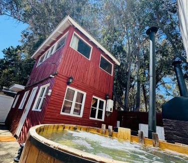 Isla Negra House | Cozy Cabaña Isla Negra: Pet-Friendly with Hot Tub Access
