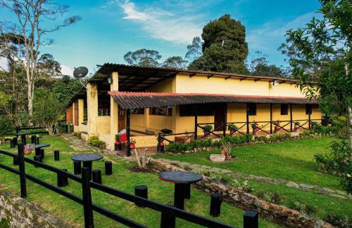 Zipacon Ski Chalet | Cozy Cabaña de Hacienda Nebraska: Pet and Child Friendly Stay