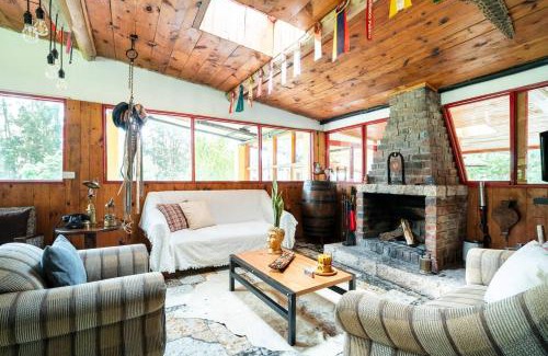Zipacon Ski Chalet | Cozy Cabaña de Hacienda Nebraska: Pet and Child Friendly Stay