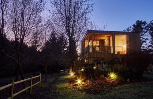 O Pino Cabin | Charming Cabaña de las Azaleas with Pool and Kitchen Amenities