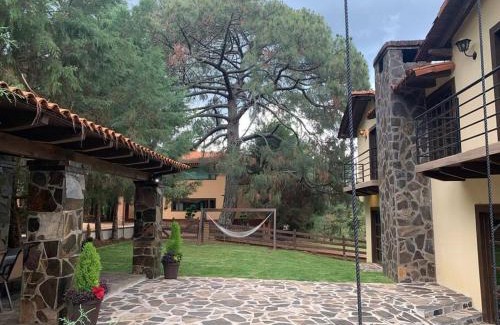 Mazamitla Ski Chalet | Elegant Cabaña in Fraccionamiento Residencial - Rated 8.8