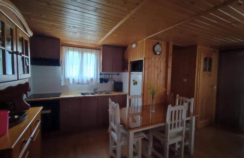 Cardenete House | Cozy Wooden Cabin: Pet-Friendly Retreat with 9.5 Rating