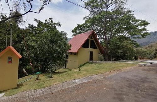 Sora Ski Chalet | Pet-Friendly Mountain Cabin in Altos del María - Rated 9.6