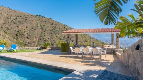 El Borge House | Discover Cabaña de Piedra El Borge: Family-Friendly Retreat