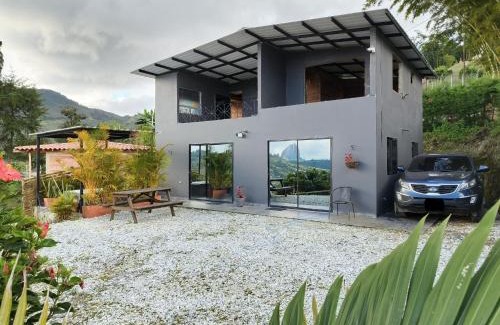 Guatape House | Discover Cabaña el Mirador Azul: Pet-Friendly Retreat