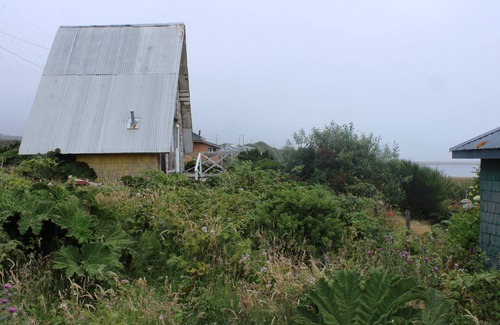 Chonchi Cabin | Cozy Cabaña EN Cucao: Family-Friendly with Pet Perks