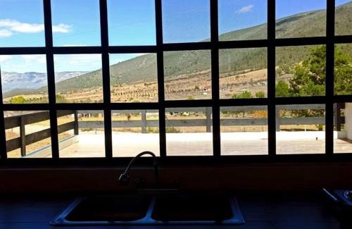 San Antonio de Las Alazanas Ski Chalet | Scenic Cabaña en Mesa de las Tablas with Pet-Friendly Access