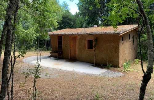 Villarrica House | Cozy Cabaña Entre Boldos: Pet-Friendly Family Retreat