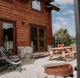 Meliquina Ski Chalet | Experience Meliquina Lake Views with Pet-Friendly Comfort