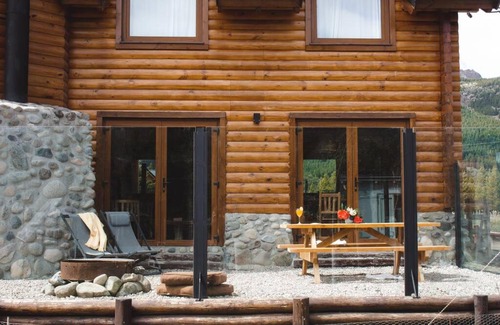 Meliquina Ski Chalet | Experience Meliquina Lake Views with Pet-Friendly Comfort