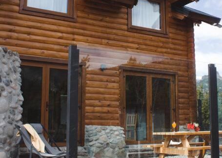 Meliquina Ski Chalet | Experience Meliquina Lake Views with Pet-Friendly Comfort