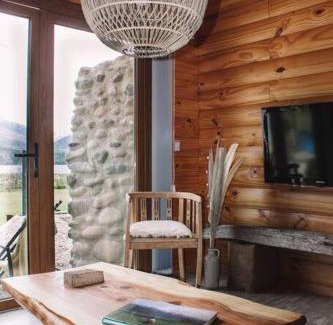 Meliquina Ski Chalet | Experience Meliquina Lake Views with Pet-Friendly Comfort