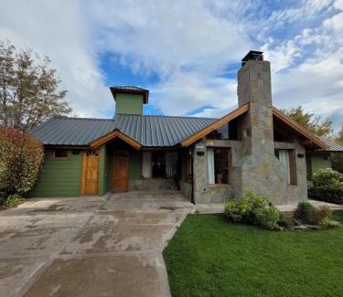 San Martin de los Andes House | Cozy Cabaña Honey: Wheelchair Accessible & Family-Friendly