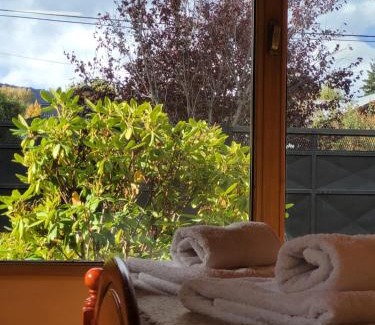 San Martin de los Andes House | Cozy Cabaña Honey: Wheelchair Accessible & Family-Friendly