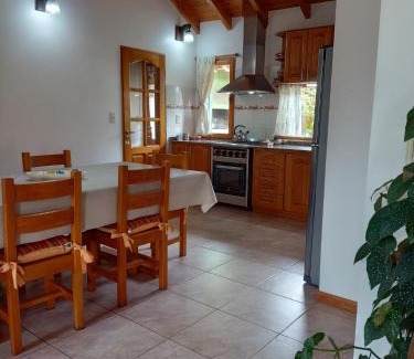San Martin de los Andes House | Cozy Cabaña Honey: Wheelchair Accessible & Family-Friendly