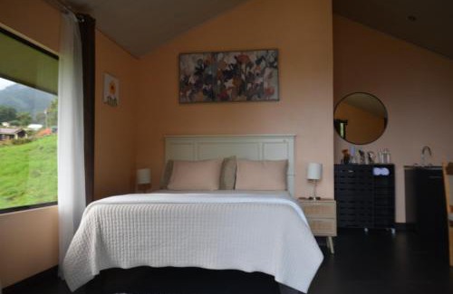 Quesada Apartment | Pet-Friendly Escape at Cabaña Montaña de Sueños