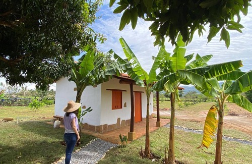 Barichara House | Cozy Cabaña Naranja: Family and Pet-Friendly Escape