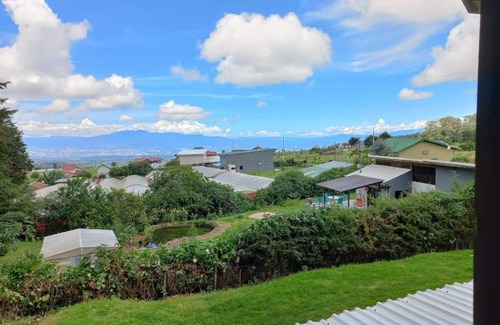 Fraijanes House | Pet-Friendly Cabaña Rústica en Poás - 9/10 Guest Rated