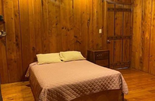 Fraijanes House | Pet-Friendly Cabaña Rústica en Poás - 9/10 Guest Rated