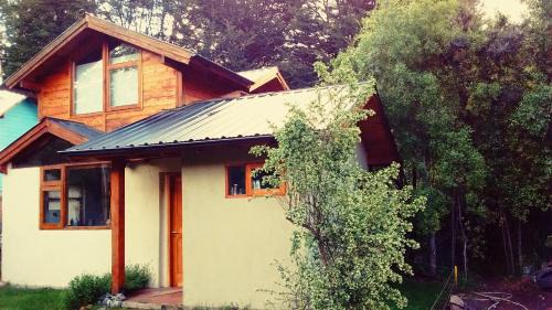 Lago Puelo House | Discover Cabaña Rufus: Family-Friendly Retreat with High Ratings
